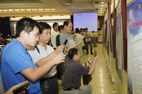 与会代表观看南通二建九公司的宣传易拉宝