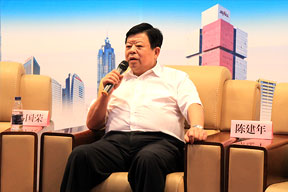 江苏南通二建集团有限公司董事长陈建年回答参会代表的提问