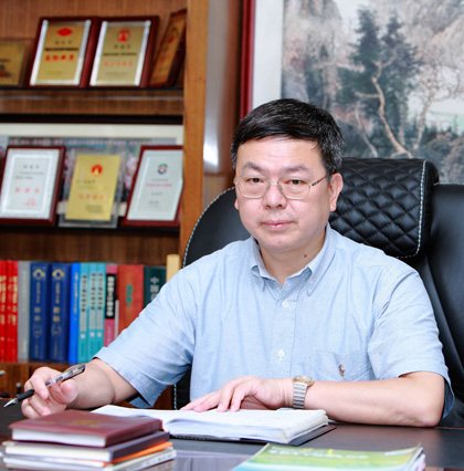 福建第一公路工程公司总经理陈建华发表题为《福建第一公路的信息化六年发展历程》的演讲