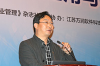 江苏邗建集团有限公司副总经理高毅做题为《以信息化促进企业转型升级》的演讲