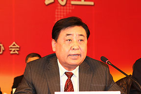 中施企协副会长孙玉才宣读2013-2014年度国家优质工程表彰文件