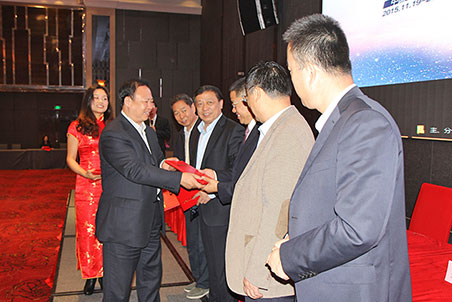 中施企协会长曹玉书为中施企协信息化工作委员会主任副主任颁发证书