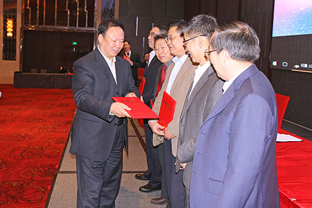 中施企协会长曹玉书为中施企协信息化专家委员会主任副主任颁发证书